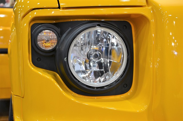 světlomet žlutého auta