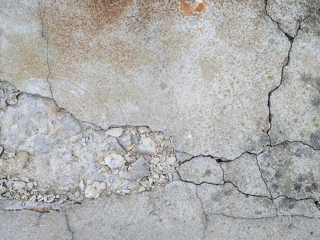 Stará popraskaná betonová zeď